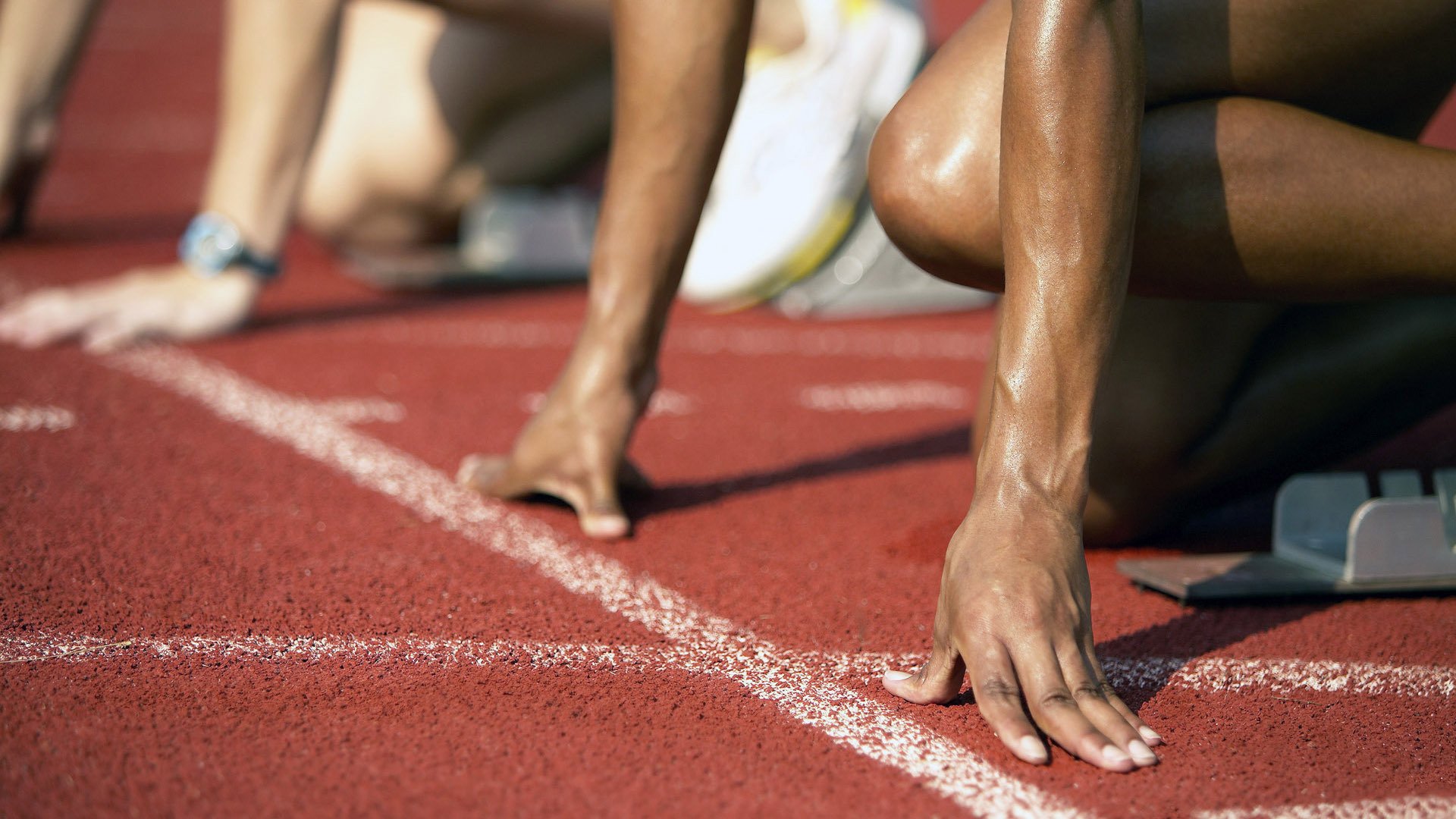 “飞盘争夺：三叉湖田径场上演极速空中对抗”